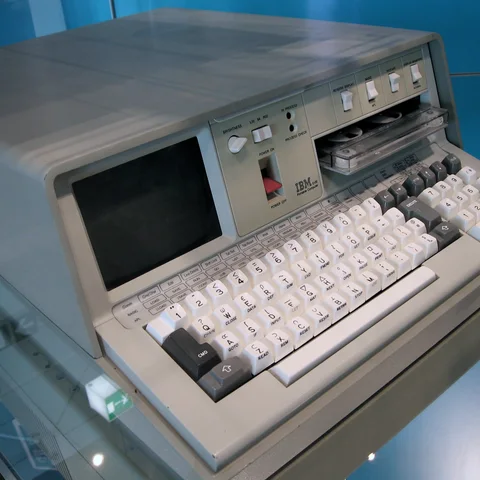 Una computadora portátil IBM 5100