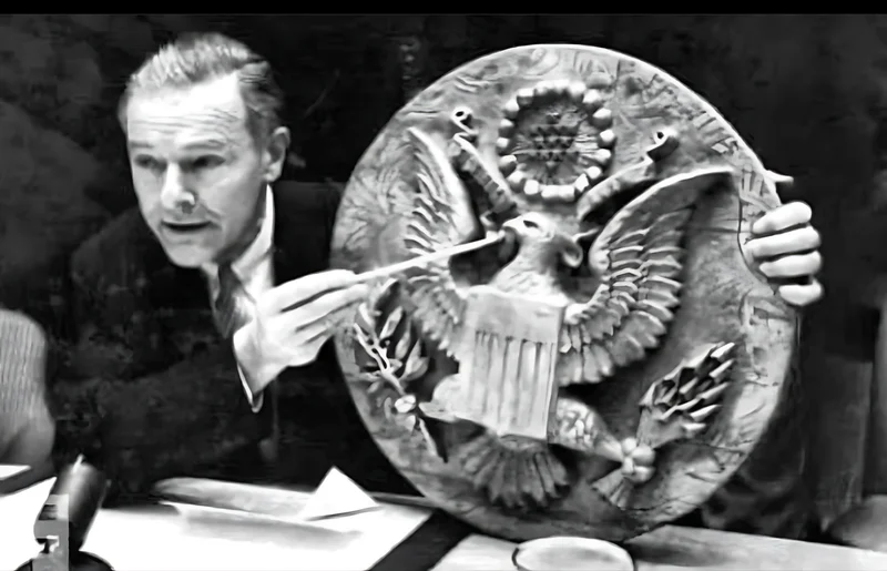 Embajador de EE. UU. exponiendo el micrófono oculto en el Escudo de la URSS en 1960